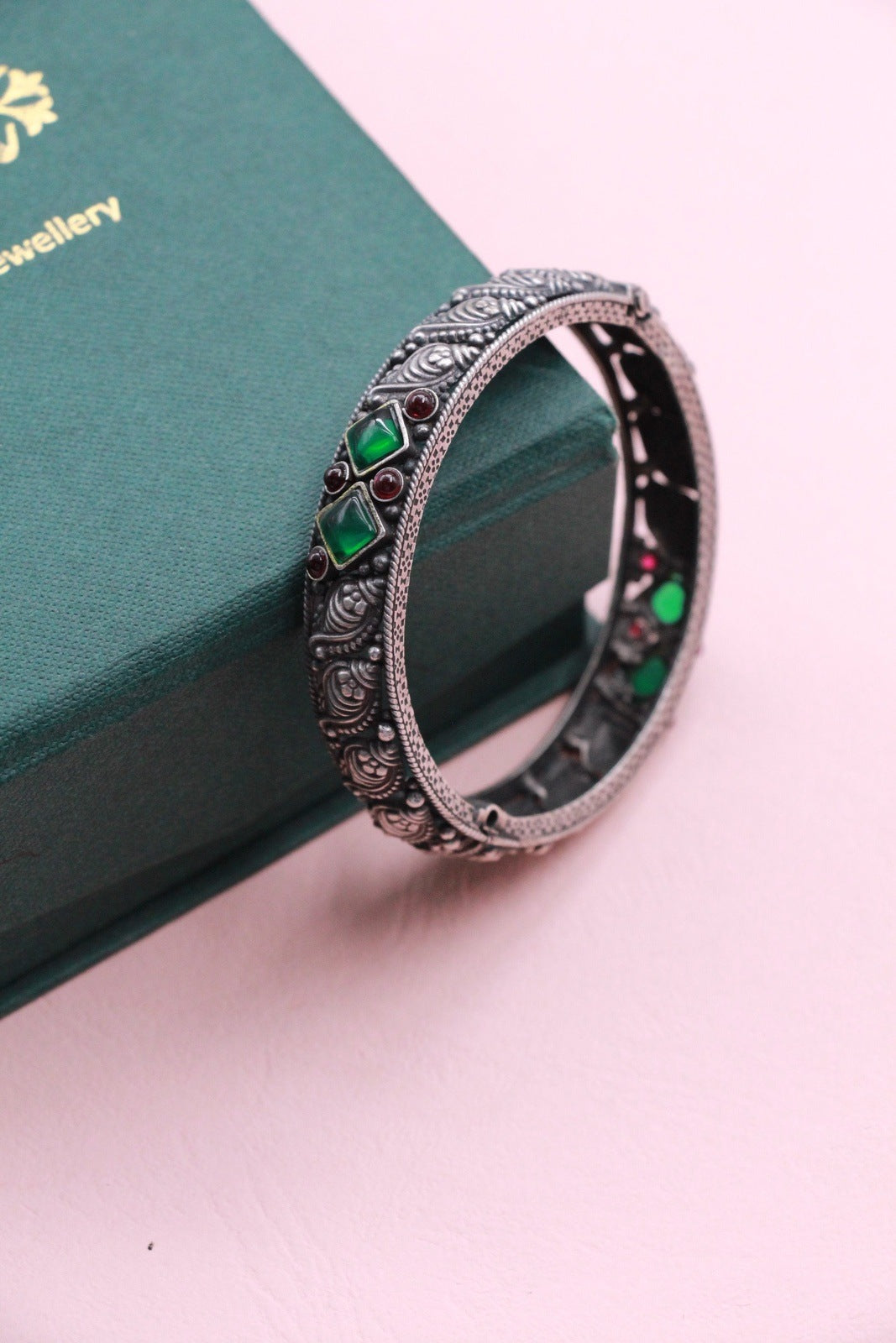 Niharika Antique Kundan Bangle