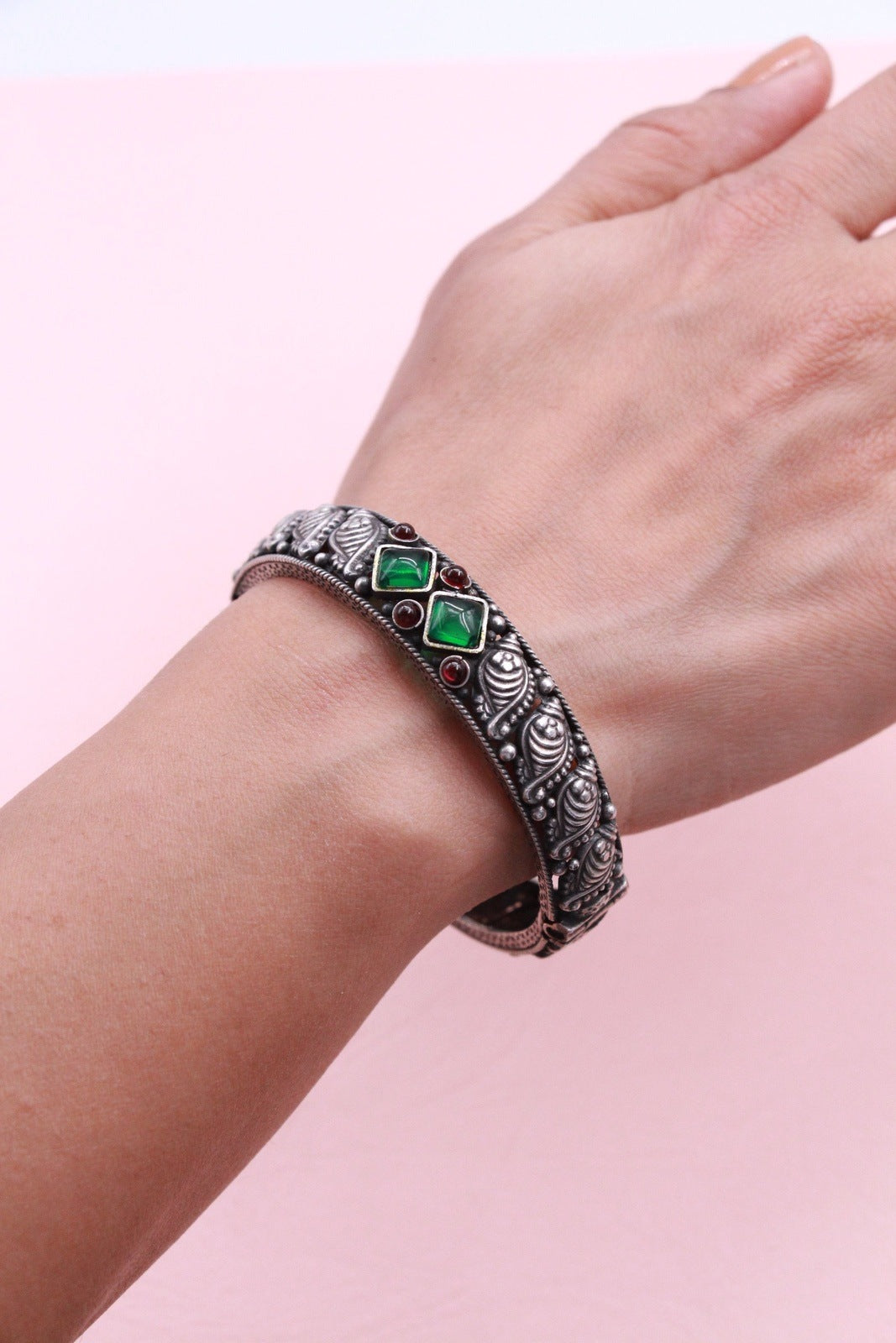 Niharika Antique Kundan Bangle