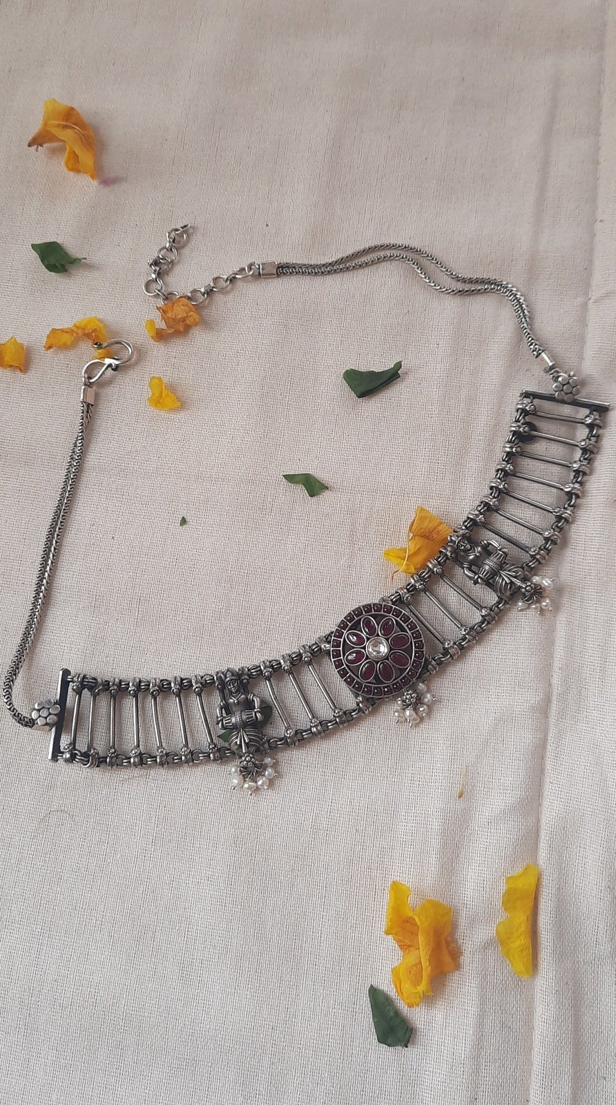 Temple choker