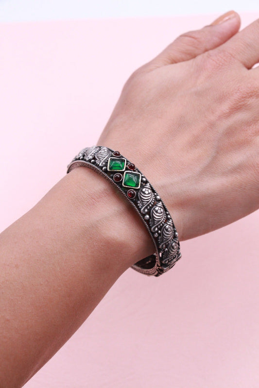 Niharika Antique Kundan Bangle