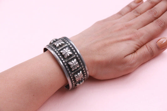 FLOWER MOTIF BRACELET